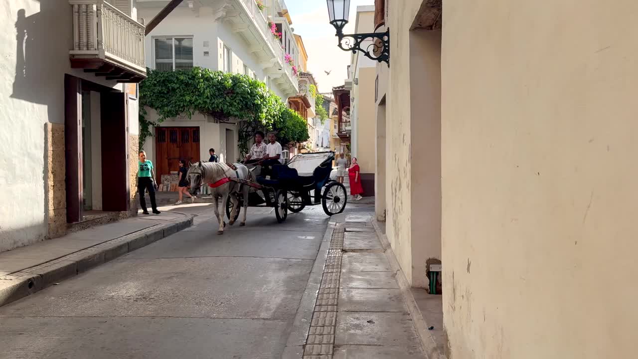 美丽的卡塔赫纳街道，教堂和广场的电影景观视频下载