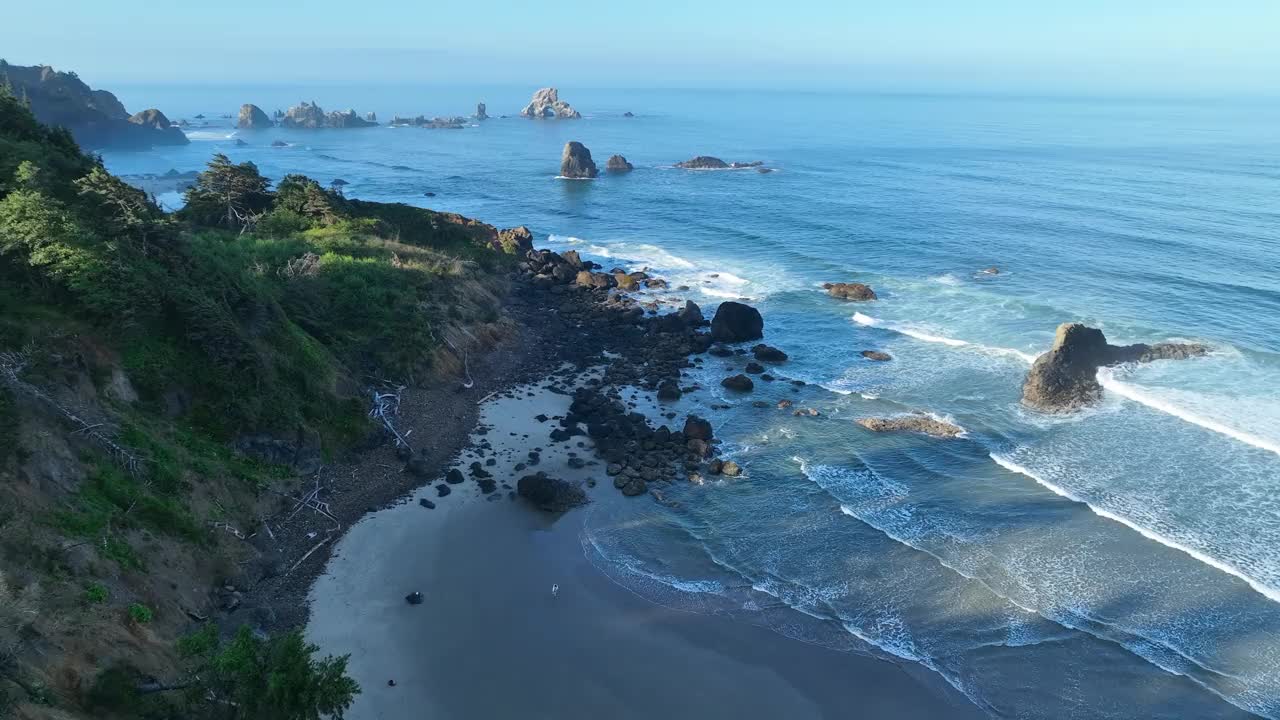 俄勒冈州海岸线外崎岖的海柱鸟瞰图视频素材