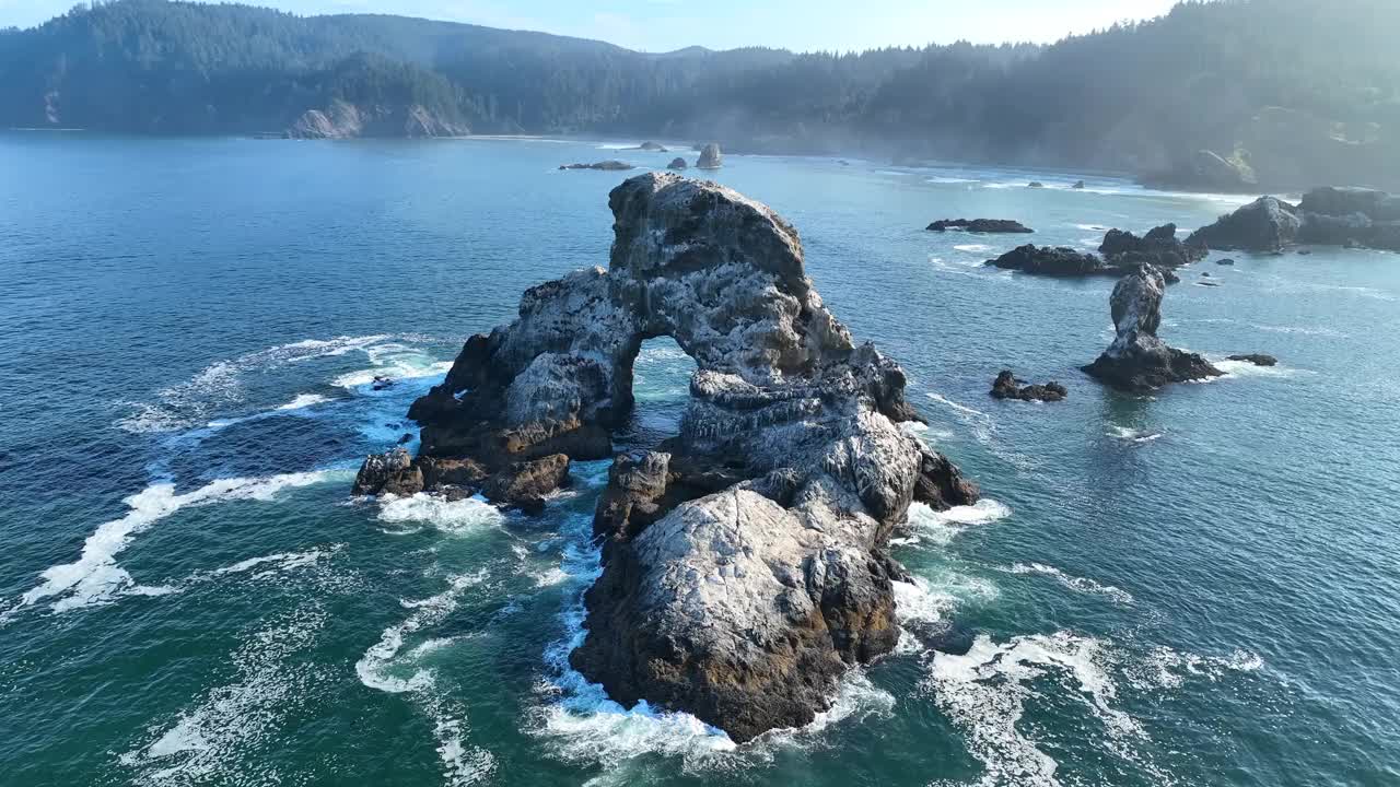 崎岖的海蚀柱鸟瞰图沿着风景秀丽的俄勒冈海岸视频下载