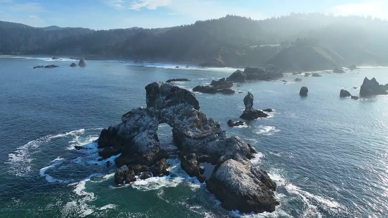 崎岖的海蚀柱鸟瞰图沿着风景秀丽的俄勒冈海岸视频下载