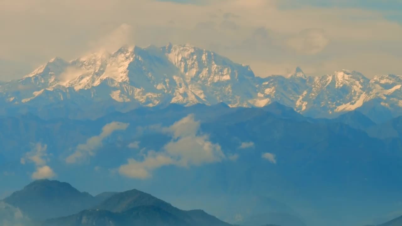 鸟瞰美丽的山景，山谷中有白雪覆盖的罗莎山和马特宏峰视频素材