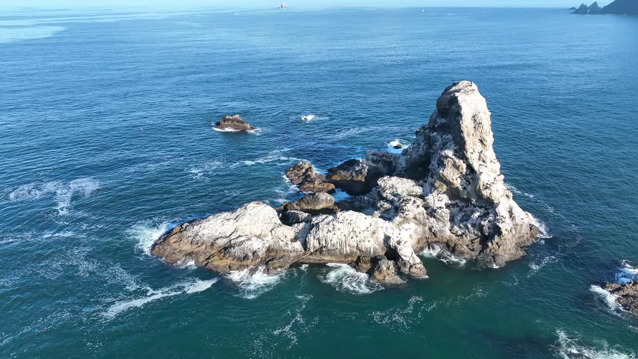 崎岖的海蚀柱鸟瞰图沿着风景秀丽的俄勒冈海岸视频下载