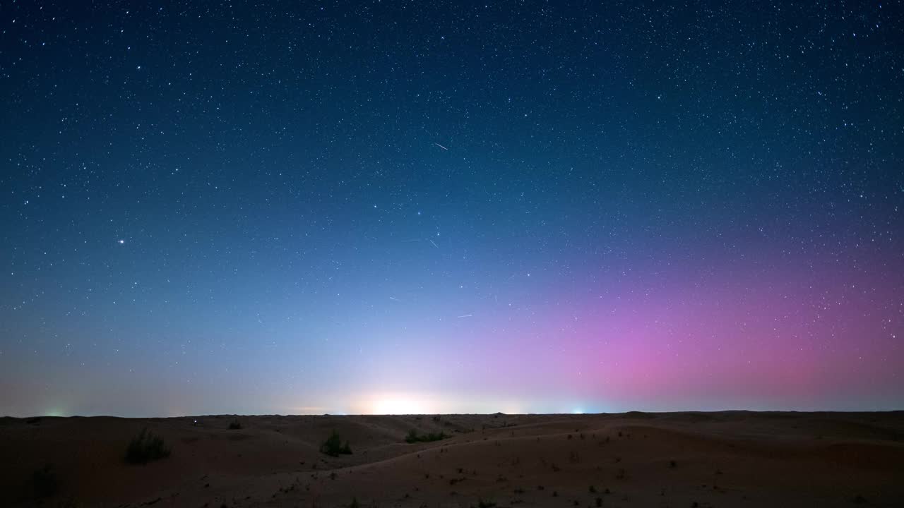 英仙座流星雨与北极光在沙漠夜空视频素材