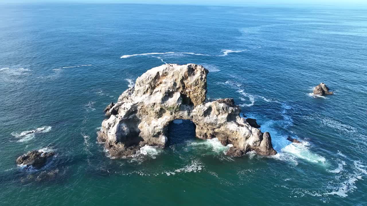 崎岖的海蚀柱鸟瞰图沿着风景秀丽的俄勒冈海岸视频素材