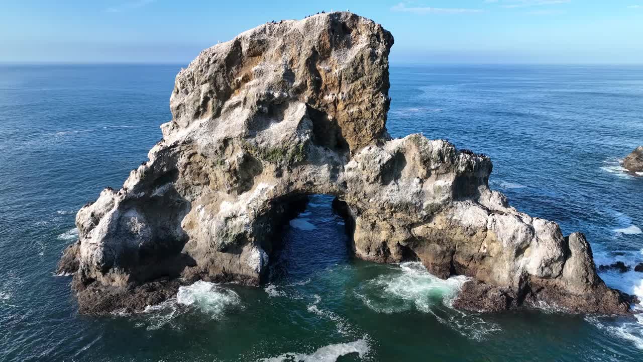 崎岖的海蚀柱鸟瞰图沿着风景秀丽的俄勒冈海岸视频素材