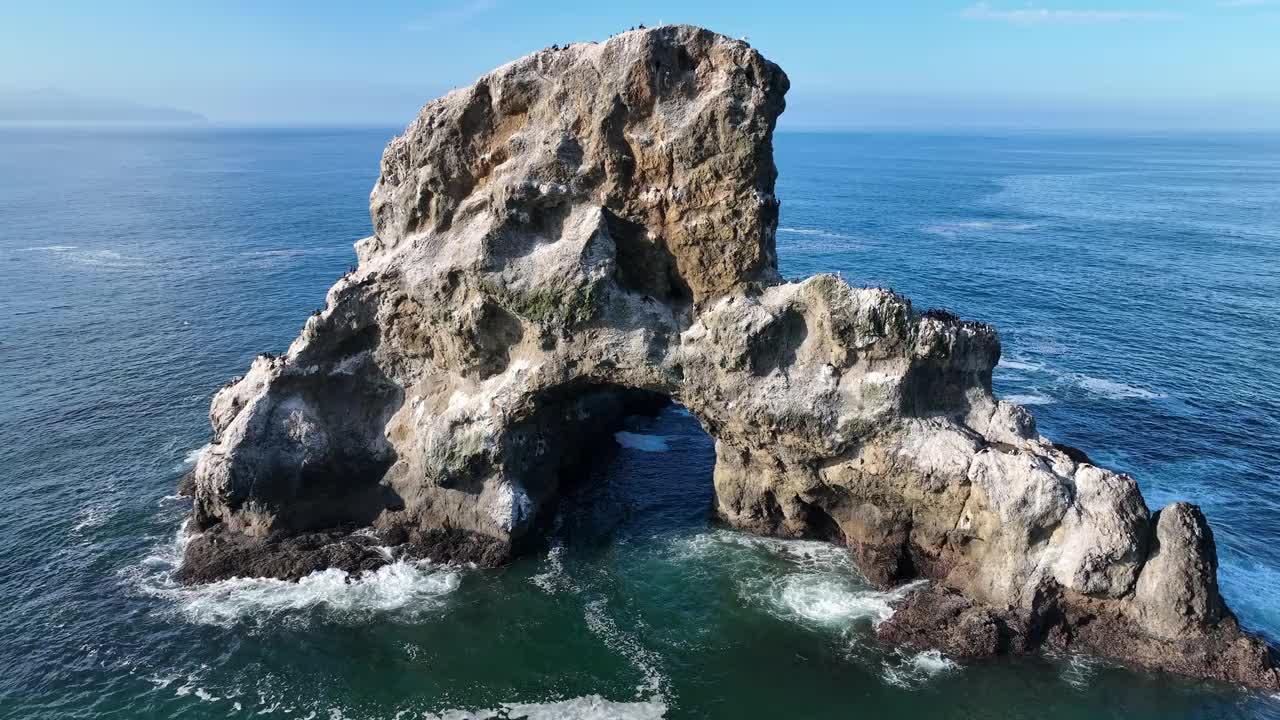 崎岖的海蚀柱鸟瞰图沿着风景秀丽的俄勒冈海岸视频素材