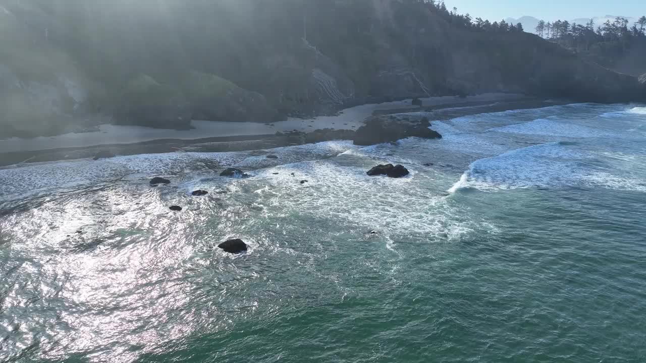 鸟瞰风景秀丽的俄勒冈州海岸线和早晨的阳光视频素材