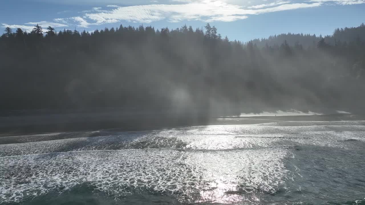 鸟瞰风景秀丽的俄勒冈州海岸线和早晨的阳光视频下载