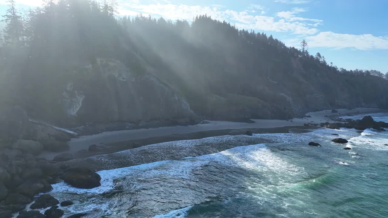 鸟瞰风景秀丽的俄勒冈州海岸线和早晨的阳光视频下载