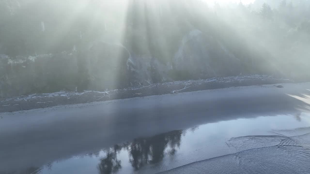 鸟瞰风景秀丽的俄勒冈州海岸线和早晨的阳光视频下载