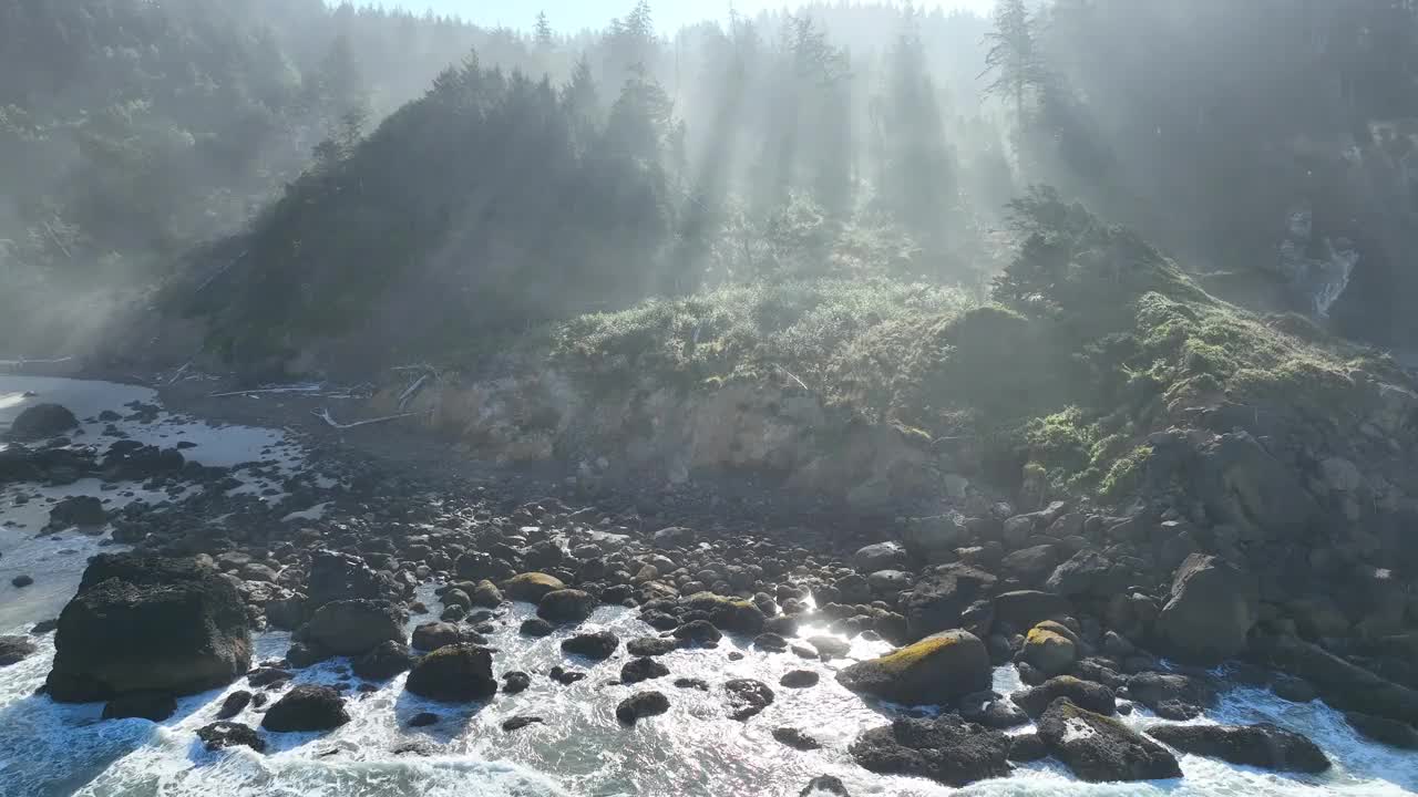 鸟瞰风景秀丽的俄勒冈州海岸线和早晨的阳光视频下载