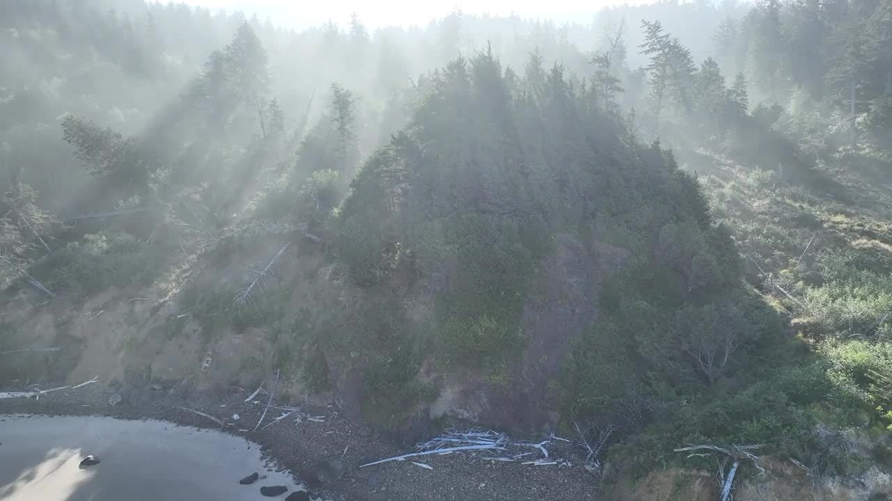 鸟瞰风景秀丽的俄勒冈州海岸线和早晨的阳光视频素材