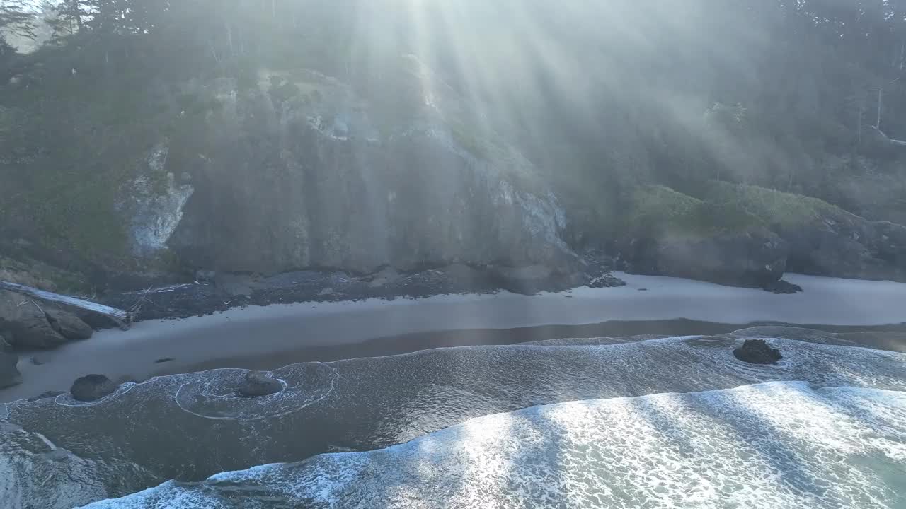 鸟瞰风景秀丽的俄勒冈州海岸线和早晨的阳光视频下载