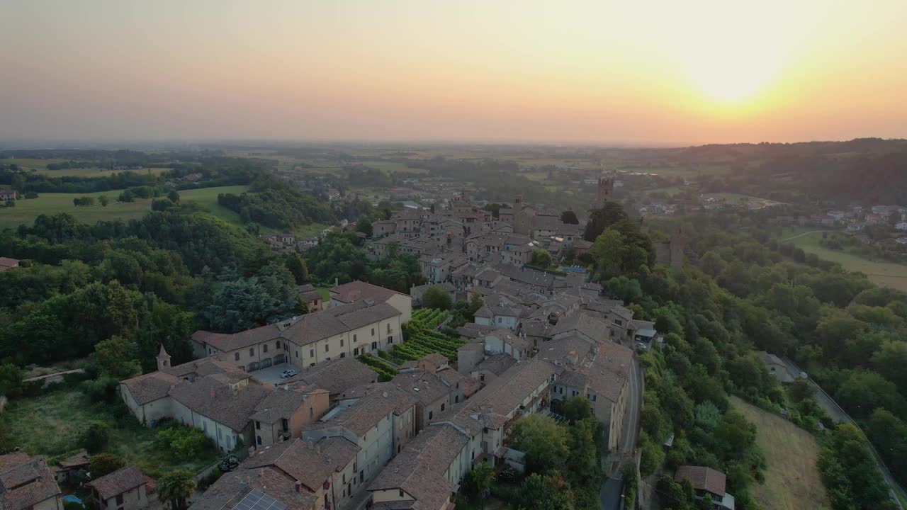 夕阳照亮了风景如画的中世纪意大利村庄卡斯特拉夸托视频素材