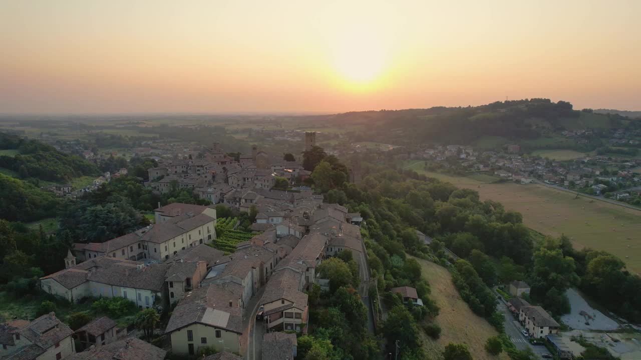 夕阳照亮了风景如画的中世纪意大利村庄卡斯特拉夸托视频素材