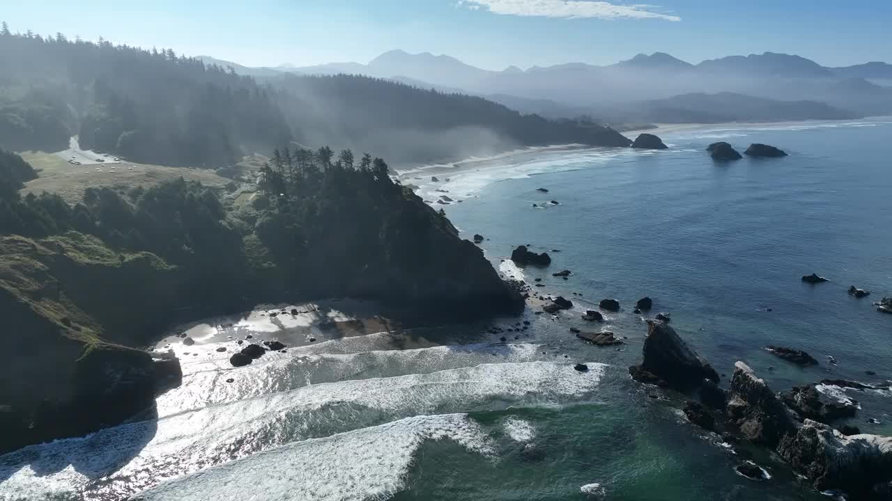 鸟瞰风景秀丽的俄勒冈州海岸线和早晨的阳光视频下载