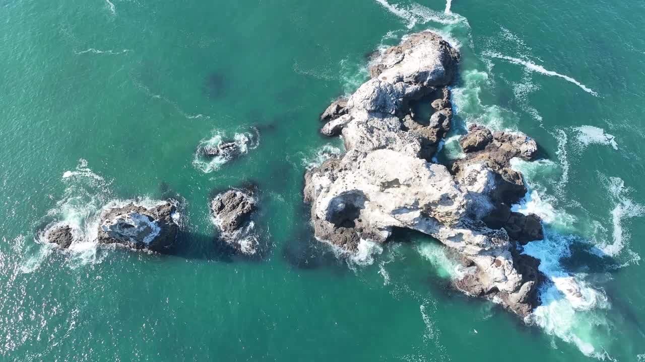 沿着西海岸的岩石海柱鸟瞰图视频素材