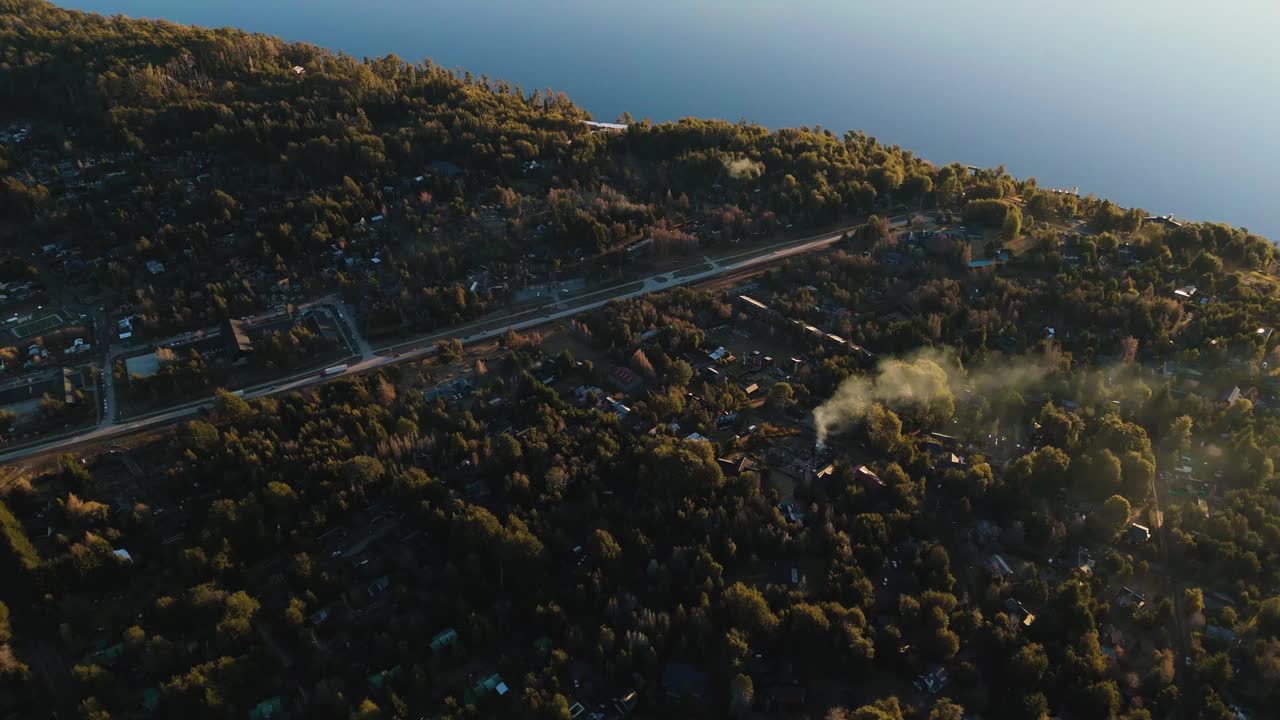 日落在La Angostura别墅的山湖景观视频素材