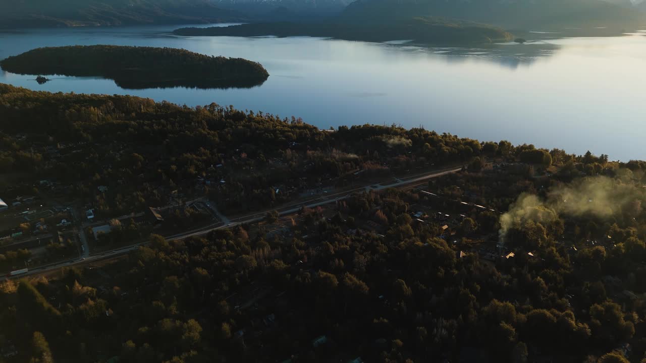 日落在La Angostura别墅的山湖景观视频下载