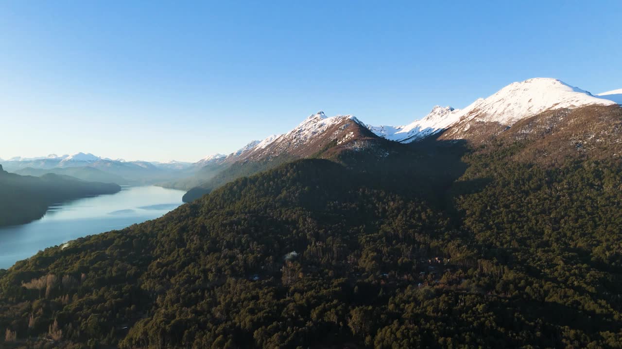 日落在La Angostura别墅的山湖景观视频下载