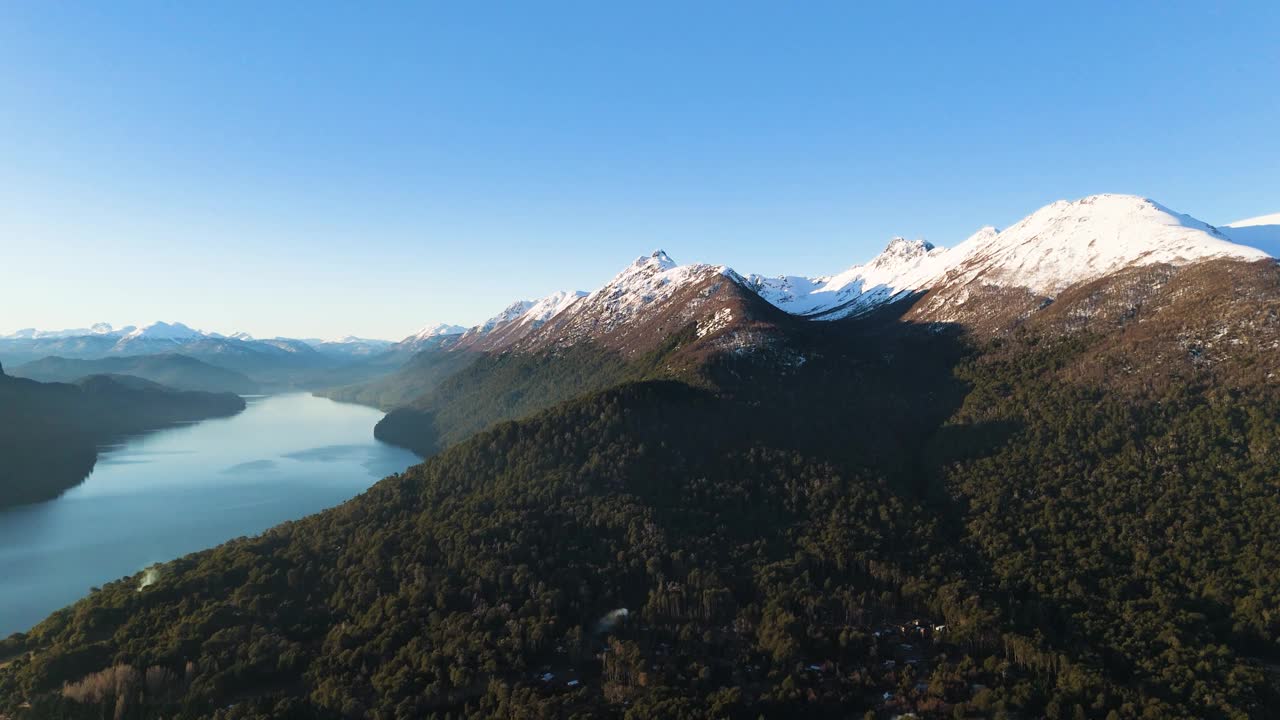 日落在La Angostura别墅的山湖景观视频下载