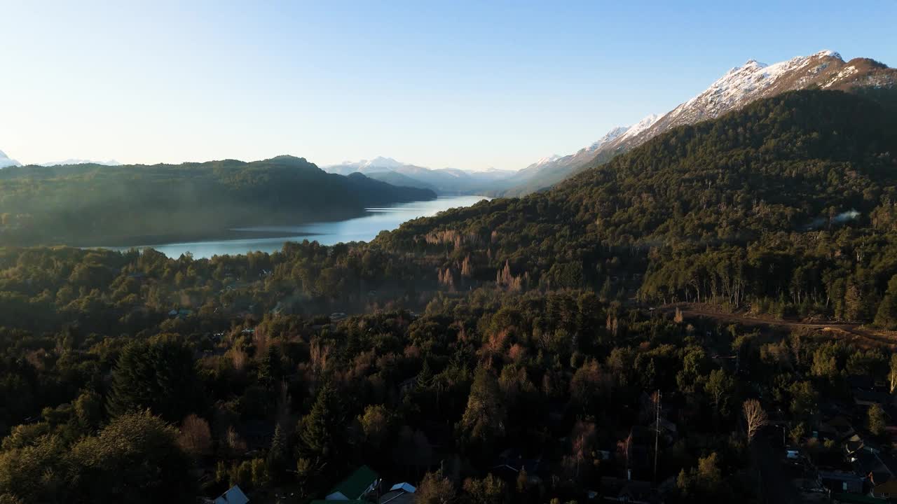 日落在La Angostura别墅的山湖景观视频素材