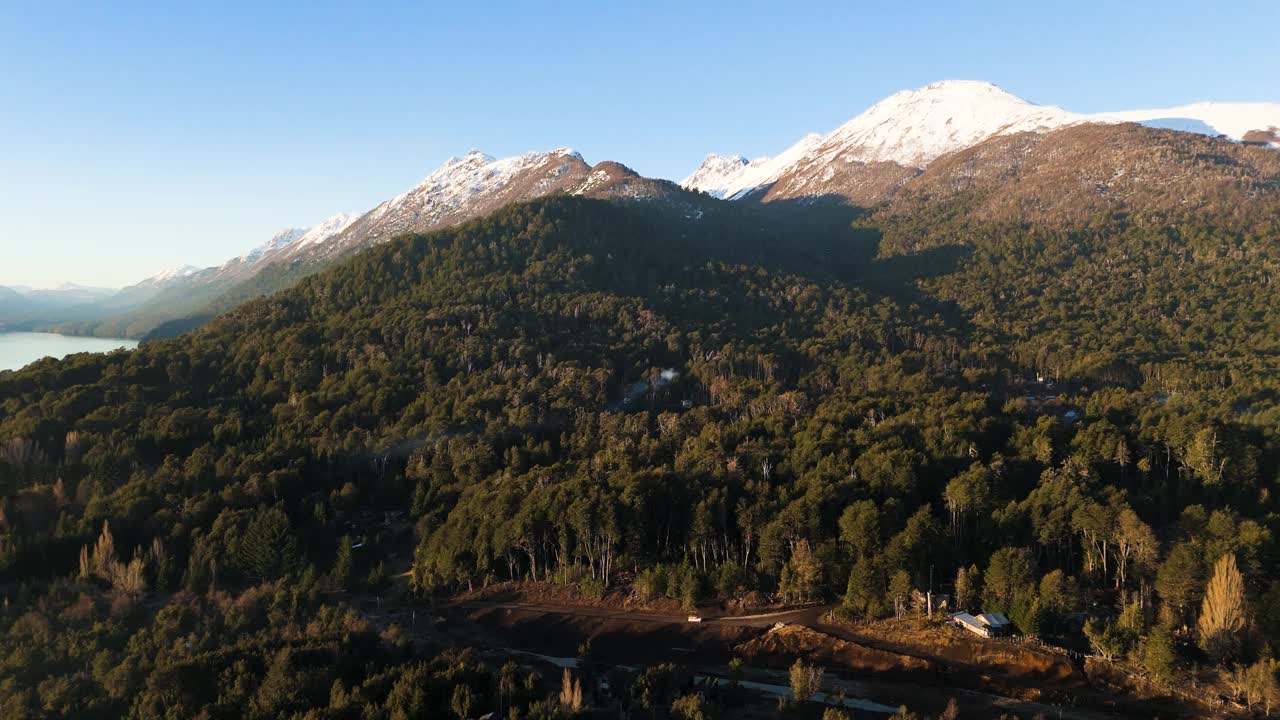 日落在La Angostura别墅的山湖景观视频下载