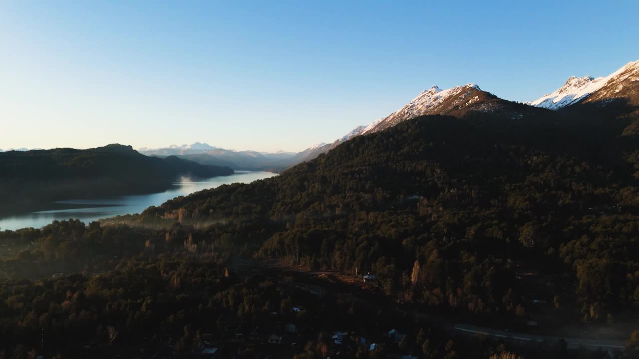 日落在La Angostura别墅的山湖景观视频下载