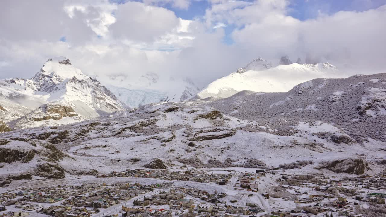 冰雪覆盖的挑战村与崎岖的山脉在冬天，鸟瞰图，时间流逝视频素材