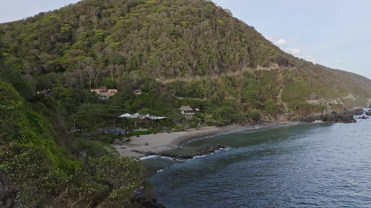 鸟瞰奥斯马海岸线。委内瑞拉拉瓜伊拉州视频下载