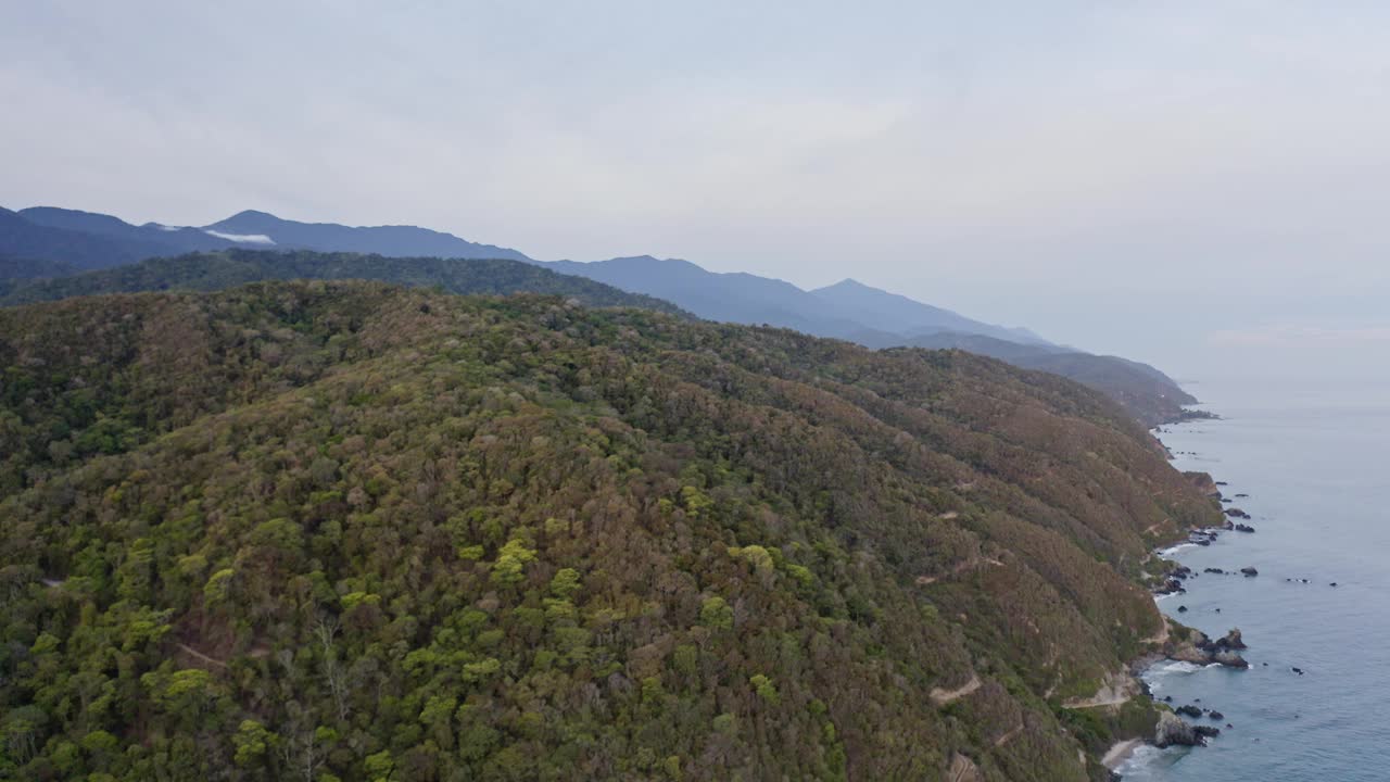 鸟瞰奥斯马海岸线。委内瑞拉拉瓜伊拉州视频下载