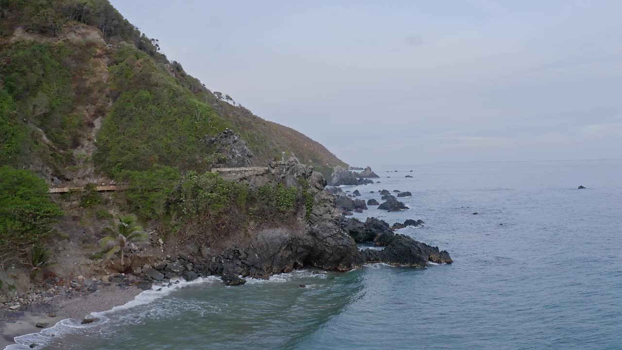 鸟瞰奥斯马海岸线。委内瑞拉拉瓜伊拉州视频下载