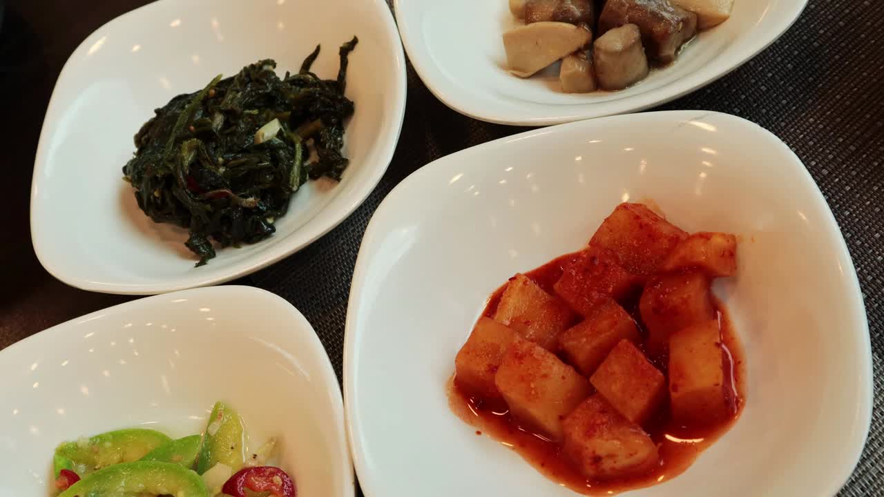 在韩国吃饭时，我们会一起吃米饭和各种配菜视频下载