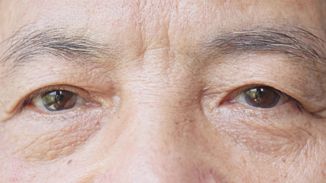 中年人和老年人的眼睛特写。视频素材画面2