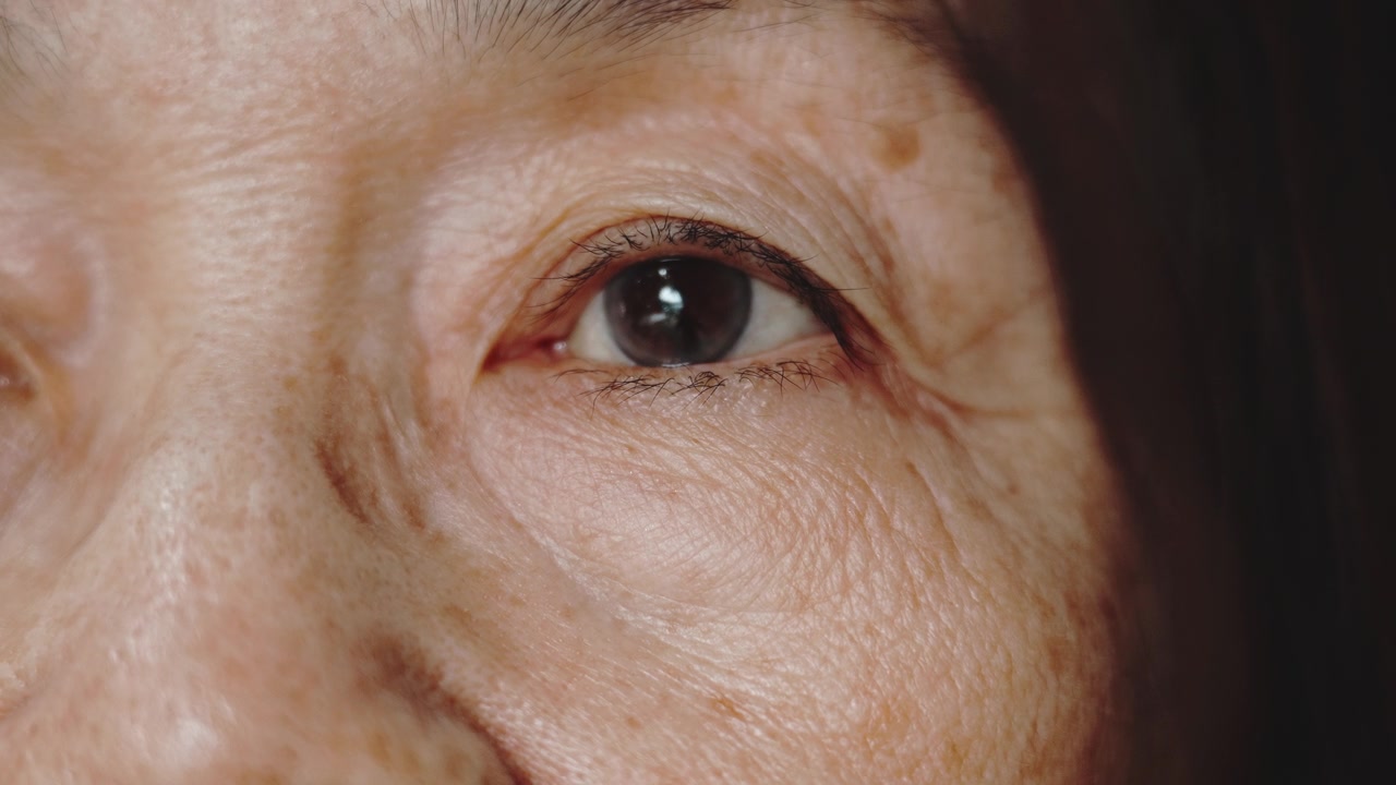 老年女性的特写眼睛视频素材画面1