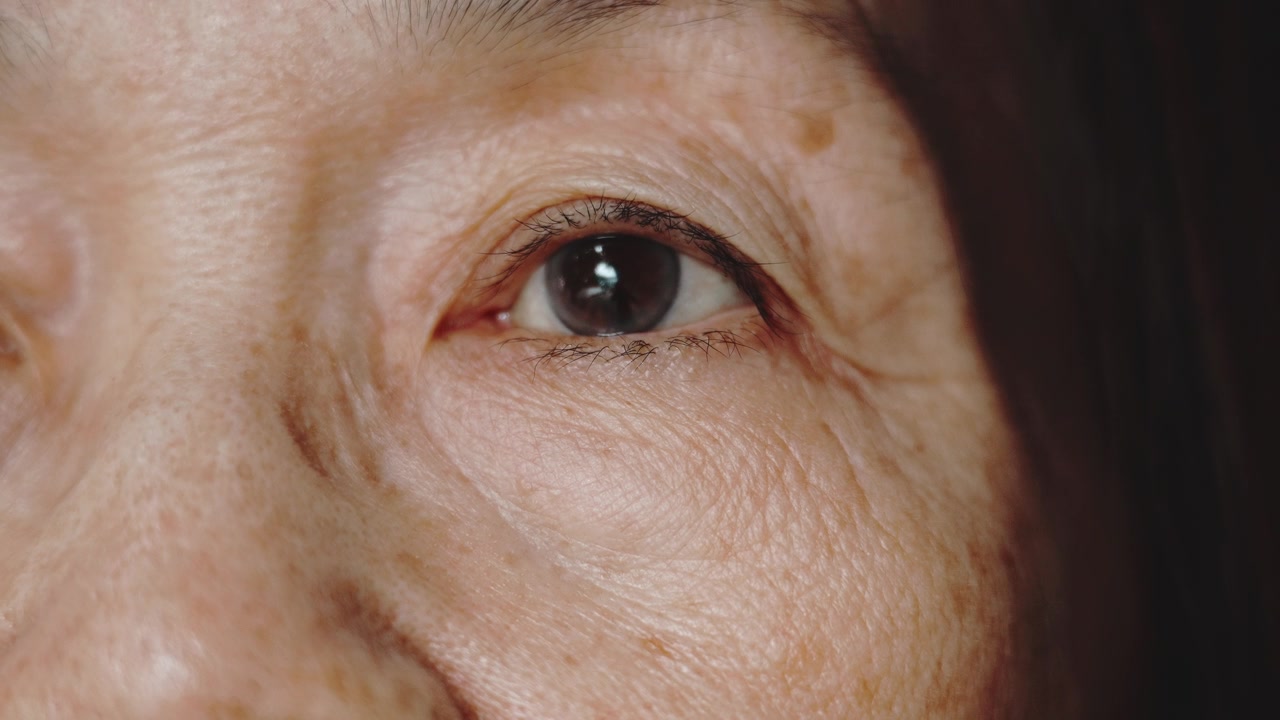 老年女性的特写眼睛视频素材画面2
