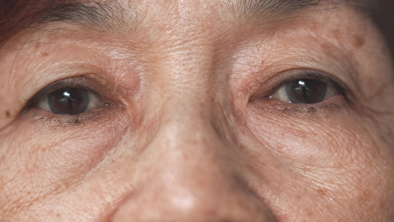 老年女性的特写眼睛视频素材画面1