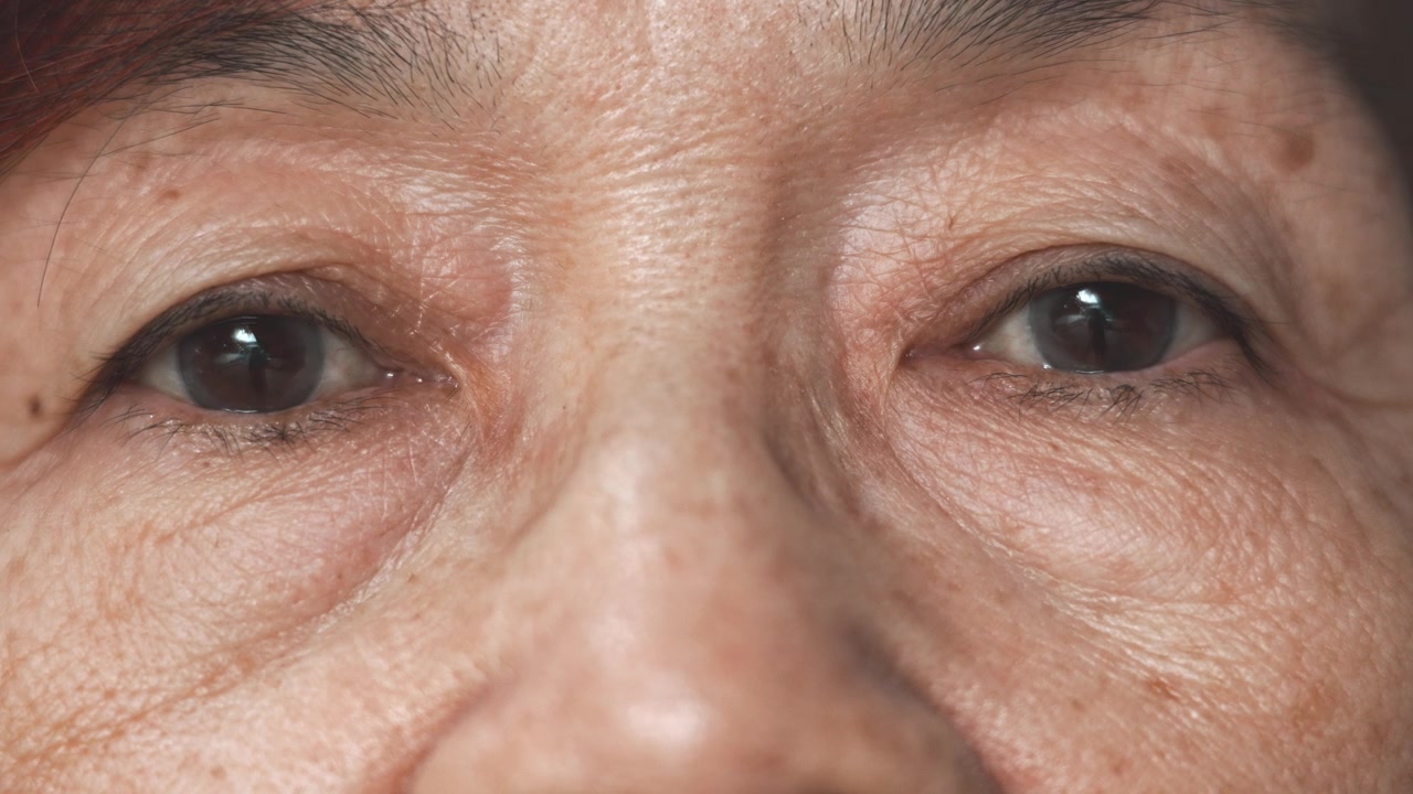 老年女性的特写眼睛视频素材画面2