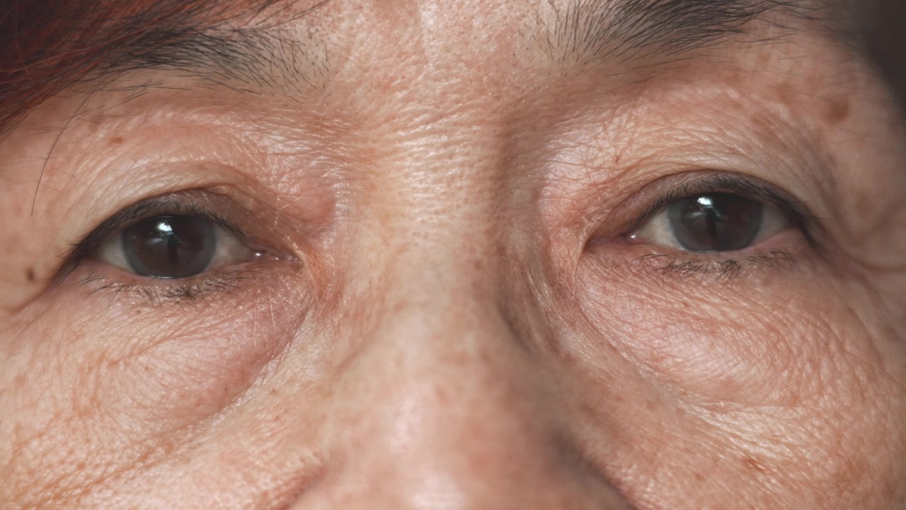 老年女性的特写眼睛视频素材画面3