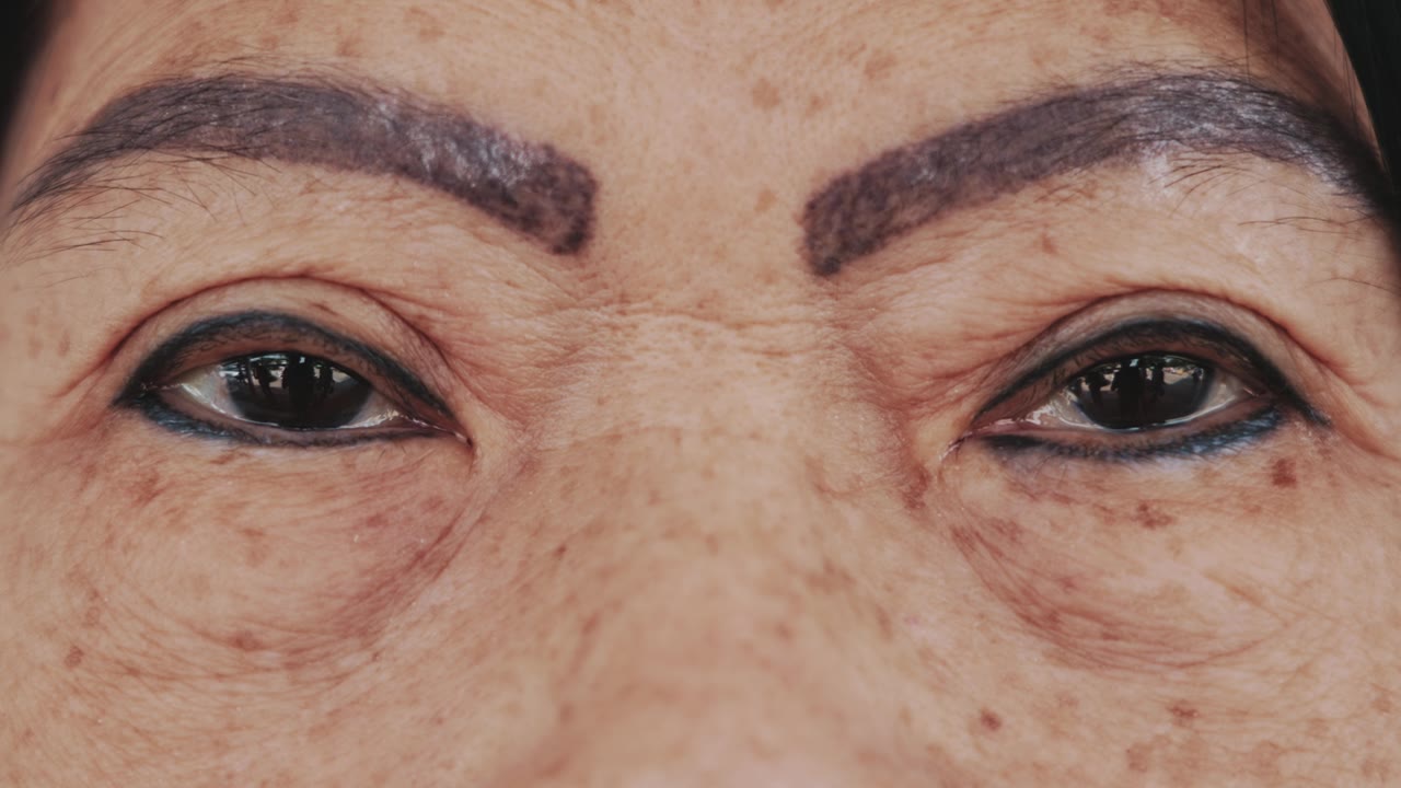 老年女性的特写眼睛视频素材画面1