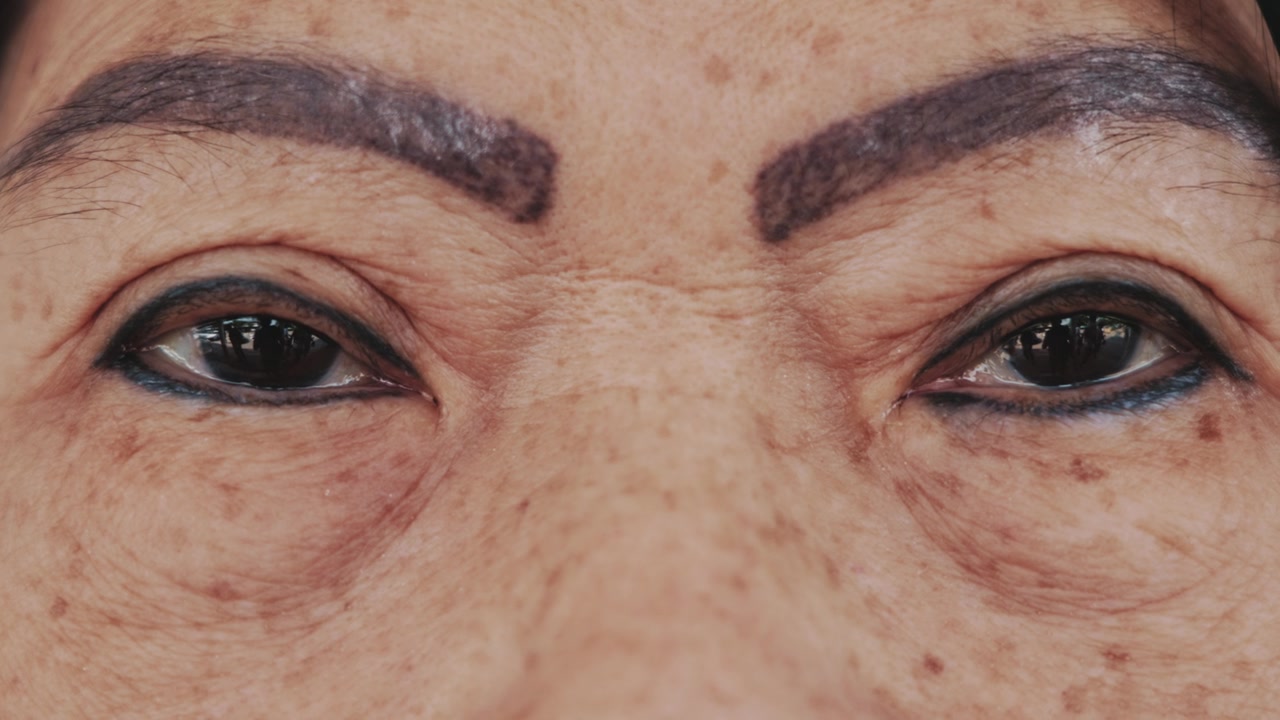 老年女性的特写眼睛视频素材画面2