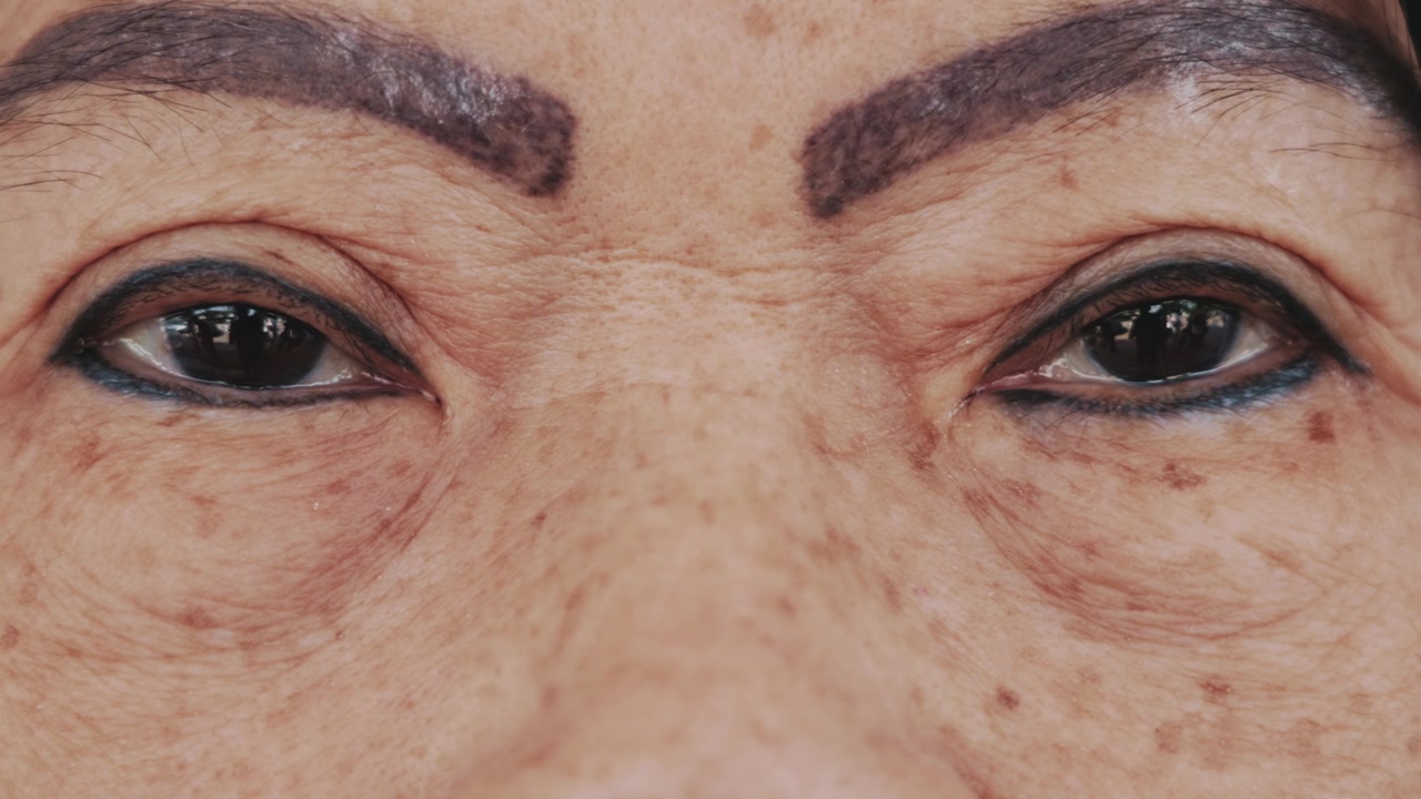 老年女性的特写眼睛视频素材画面3