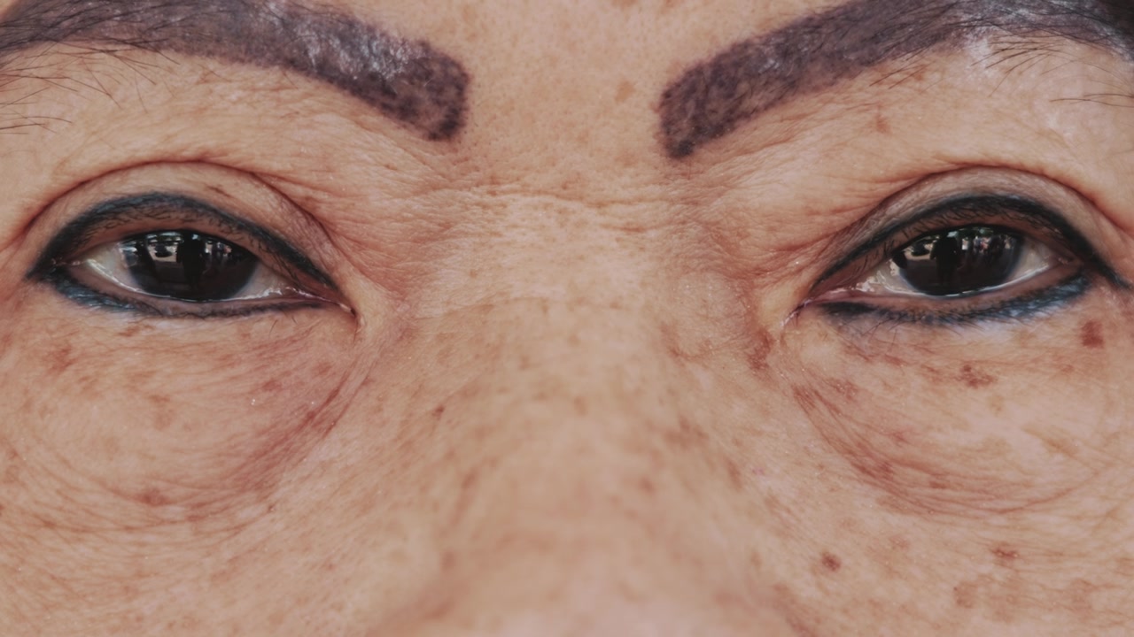 老年女性的特写眼睛视频素材画面4