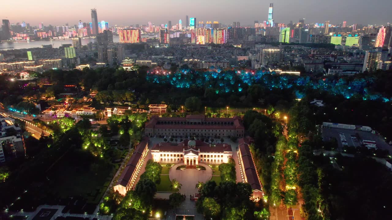 辛亥革命纪念馆夜景航拍，展示武汉城市风貌和璀璨灯光，拍摄于中国湖北省。视频素材画面1