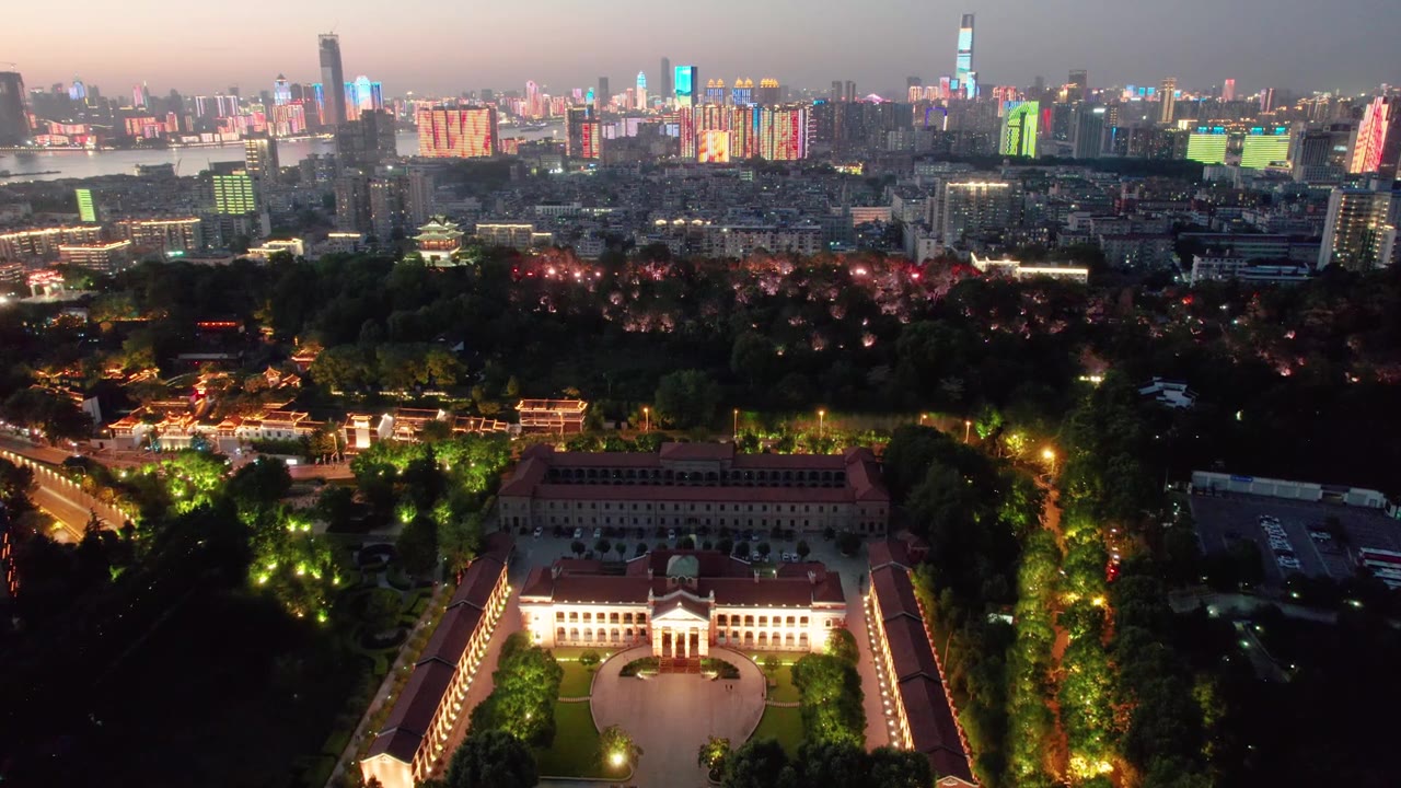 辛亥革命纪念馆夜景航拍，展示武汉城市风貌和璀璨灯光，拍摄于中国湖北省。视频素材画面2