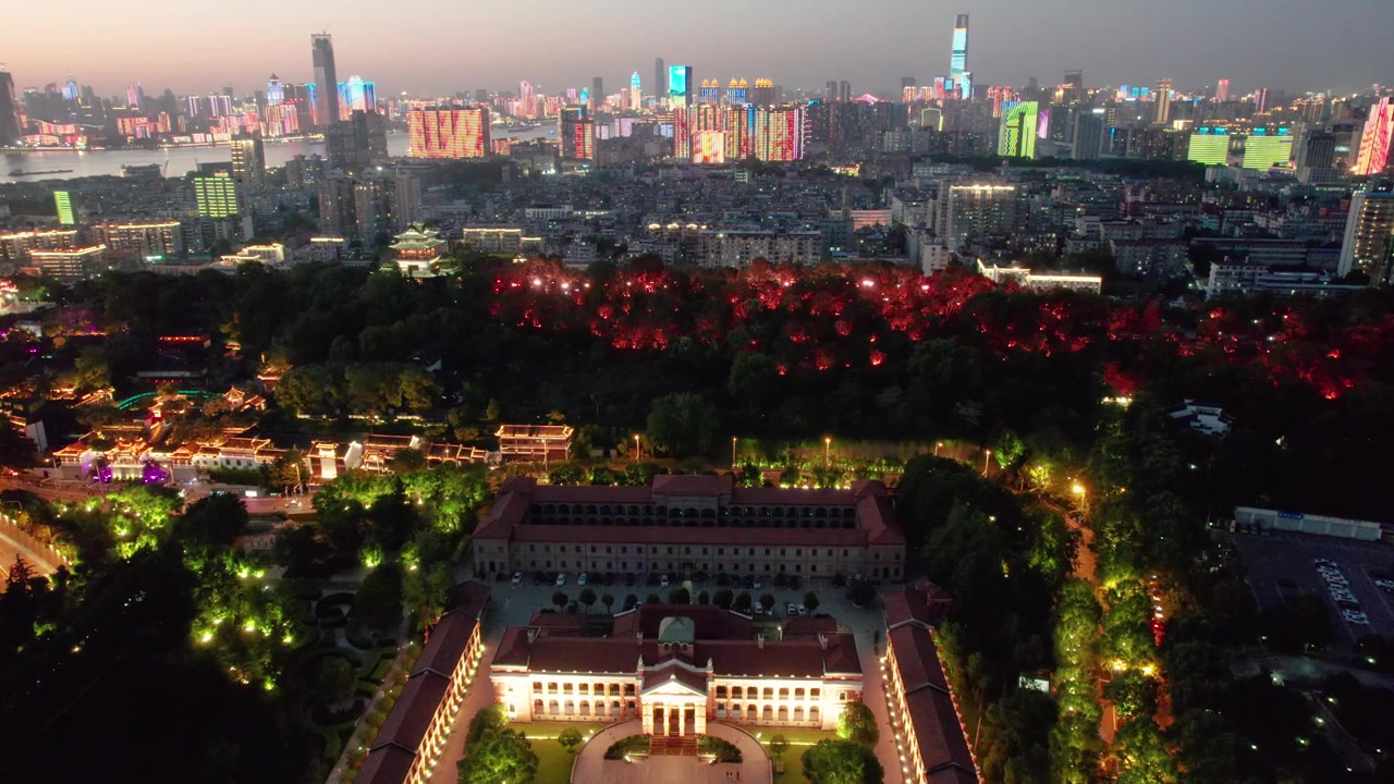 辛亥革命纪念馆夜景航拍，展示武汉城市风貌和璀璨灯光，拍摄于中国湖北省。视频素材画面3