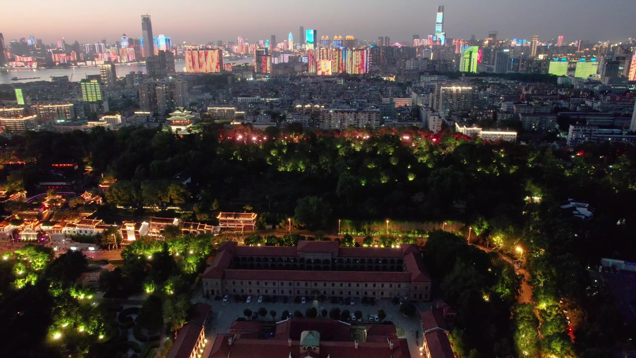 辛亥革命纪念馆夜景航拍，展示武汉城市风貌和璀璨灯光，拍摄于中国湖北省。视频素材画面4
