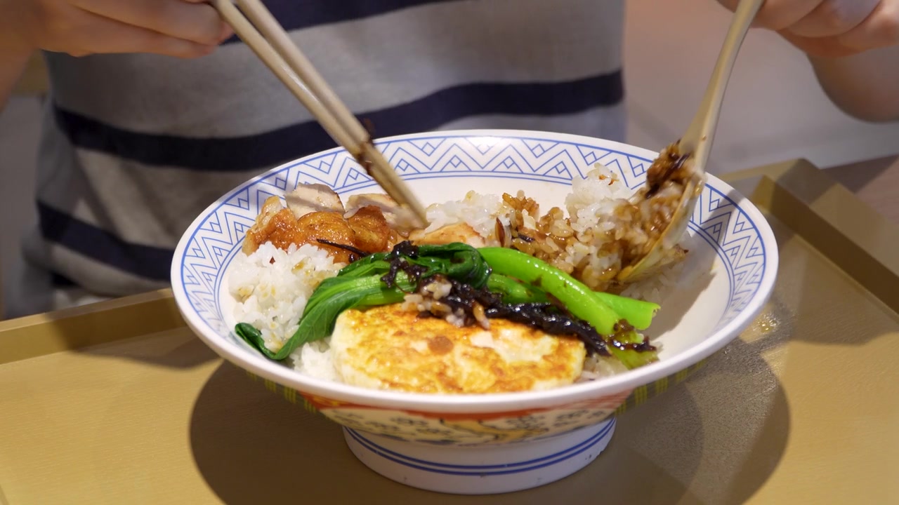 搅拌丼饭视频素材画面3