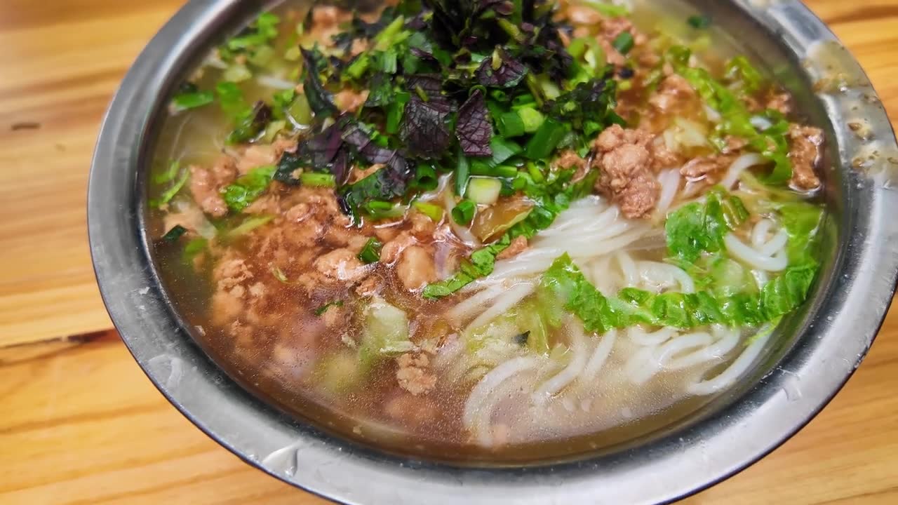 中国广西省南宁市的传统生米粉视频素材画面1