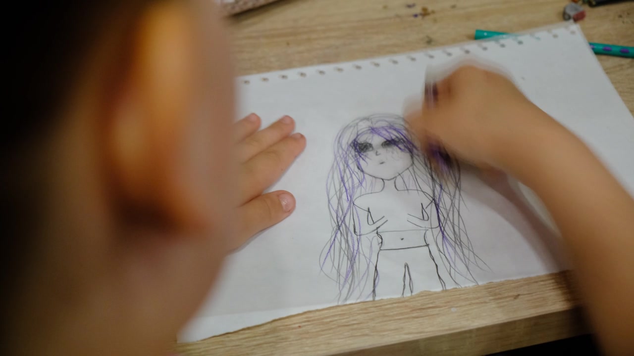 女孩，少女在画素描，哭泣的女孩。手绘动漫人物，悲伤的女孩，情绪化。青年文化视频素材画面1